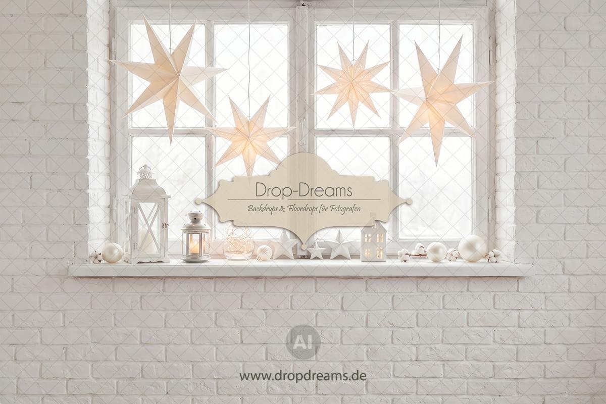 Weihnachts-Backdrop White Stars mit weißer Ziegelwand, Sprossenfenster und Papiersternleuchtern in Reinweiß von Drop-Dreams